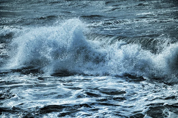 Ondas altas na superfície do oceano — Fotografia de Stock