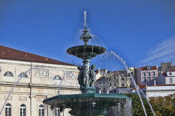 Famosa fuente en la plaza rossio la placa más animada de Lisboa — Foto de Stock