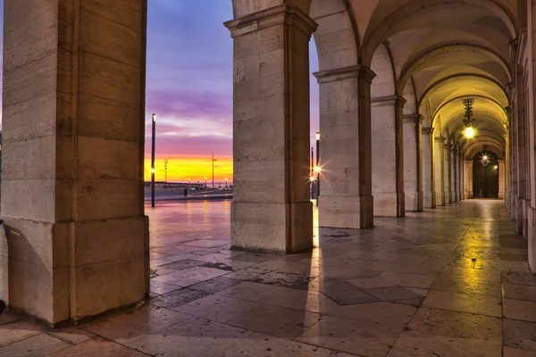 Praca do Comercio nebo obchodní náměstí se nachází ve městě — Stock fotografie