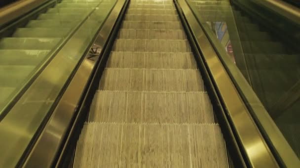 Escaleras mecánicas en movimiento , — Vídeo de stock