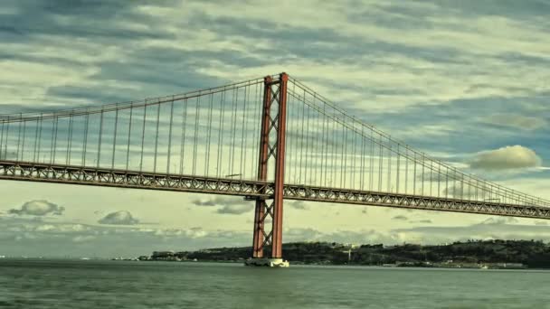 Puente 25 de Abril en Lisboa, Portugal. Cronograma — Vídeos de Stock