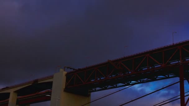 Puente 25 de Abril en Lisboa, Portugal. Cronograma — Vídeos de Stock