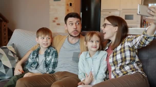 Spowolnienie ruchu szczęśliwej rodziny biorąc selfie zabawy przy użyciu aparatu smartfona — Wideo stockowe