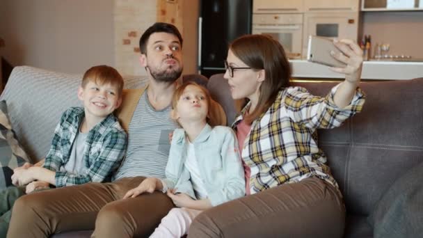 Zeitlupe schwangere Frau Mann und Mädchen machen Selfie und lachen zu Hause — Stockvideo