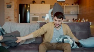 Yastıklarla savaşan sevecen bir babanın yavaş filmi.