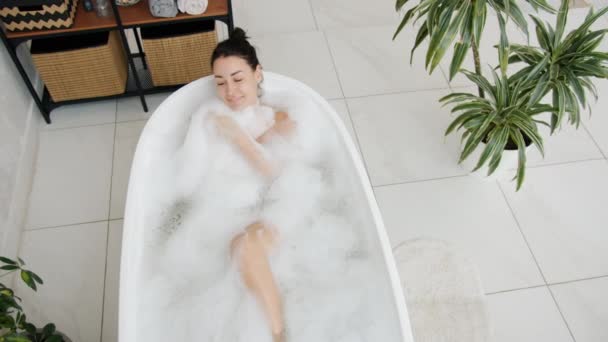 Nagy látószögű kilátás csinos lány élvezi meleg fürdő gyengéd buborékok otthon — Stock videók