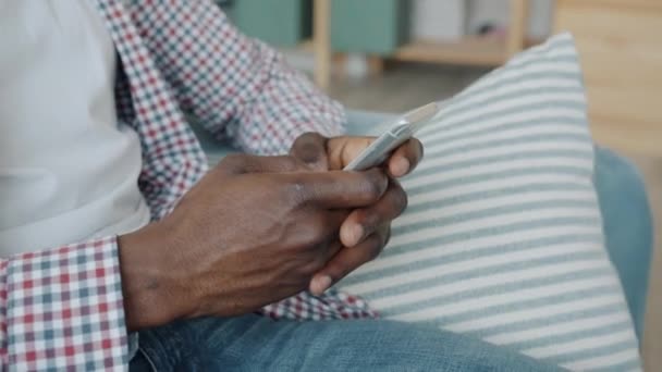 Homem afro-americano usando smartphone tocando tela expressando emoções negativas — Vídeo de Stock