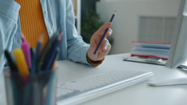 Kimliği belirsiz bir çalışanın cep telefonuyla konuşup ofiste oturması.