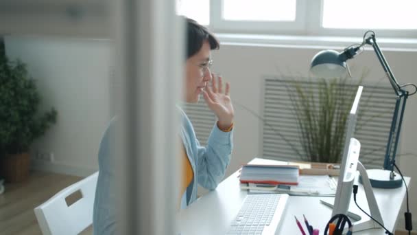 Ung affärskvinna talar viftande hand under online videosamtal på jobbet — Stockvideo