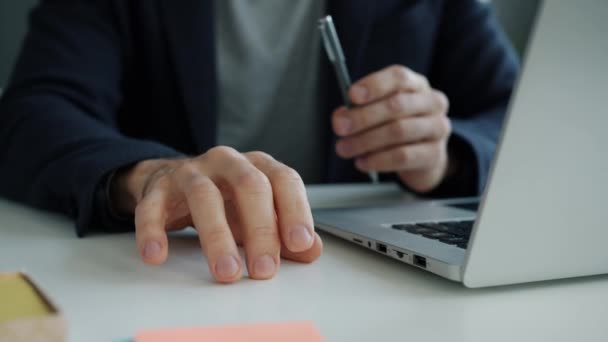 Primo piano rallentamento del movimento della mano maschile toccando sulla scrivania dell'ufficio mentre l'uomo d'affari sensazione di ansia e stress — Video Stock