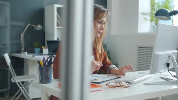 Bilgisayarla çalışan kızgın iş kadını iş sonuçları hakkında kötü hissediyor sonra da ofisten ayrılıyor. — Stok video