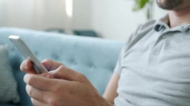 Evdeki akıllı telefonlu sesli mesajları kaydetmekle meşgul olan adamın yavaş çekimi