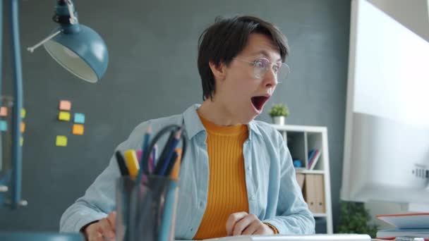 Ufficio lavoratore sorridente godendo di buone notizie guardando lo schermo del computer al lavoro — Video Stock