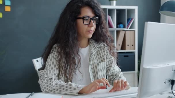 Zeitlupe einer wütenden jungen Frau, die sich schlecht über Arbeitsergebnisse fühlt, indem sie Computer benutzt und dann das Büro verlässt — Stockvideo