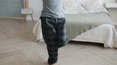 Evde dans eden neşeli esmer kulaklıkla müziğin tadını çıkarıyor.