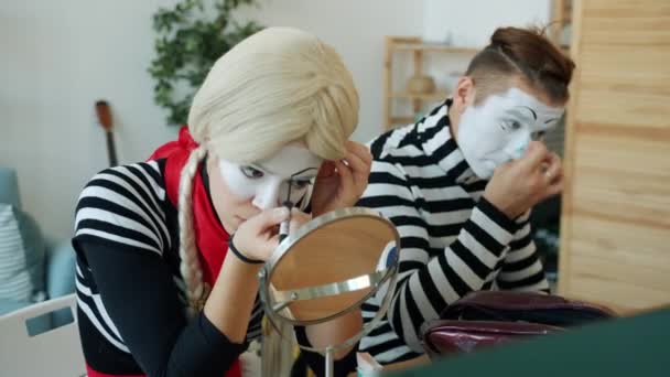 Homem e mulher mime artistas vestindo cosméticos se preparando para o desempenho — Vídeo de Stock