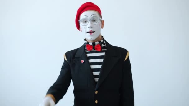 Přátelský mime umělec mává rukou, pozdravuje lidi a dívá se do kamery — Stock video