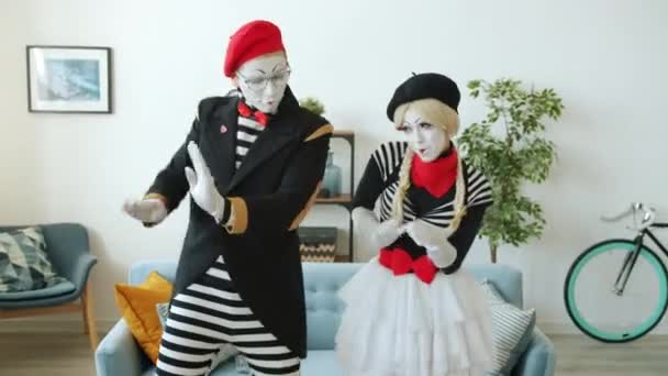 Slow motion van gelukkige jongeren mimespelert dansen binnen in appartement — Stockvideo