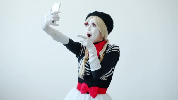 Žena mime umělec přičemž selfie s chytrým telefonem fotoaparát pózování s legračními tvářemi pak swiping těší fotky — Stock video