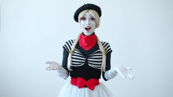 Happy mime actrice in kostuum tonen oke hand gebaar en knipogen op witte achtergrond — Stockvideo