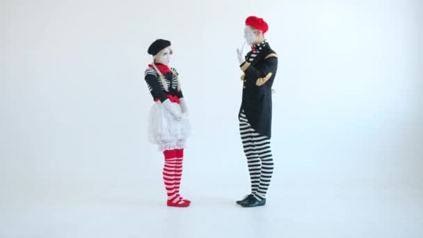 Man mime ontmoeting vrouw geven bloemen uiten liefde terwijl actrice flirten glimlachen — Stockvideo