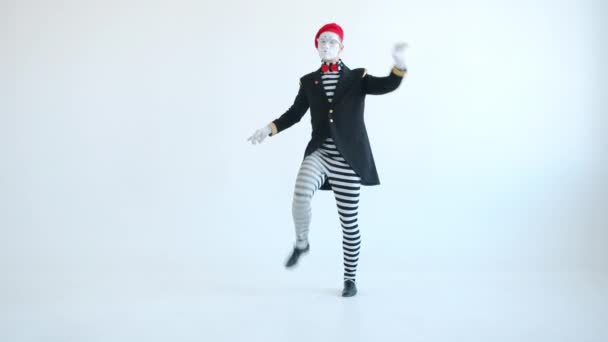 Male mime performer dancing gesturing looking at camera on white background — Stock Video