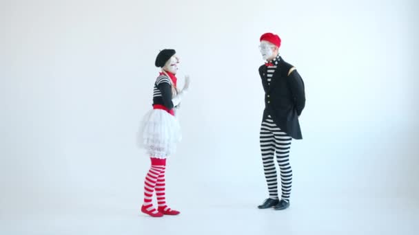 Man en vrouw mimesmeeting praten dan dansen op witte achtergrond — Stockvideo