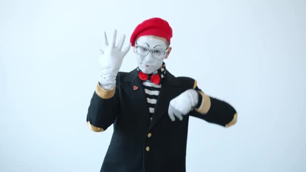 Mime heureux avec danse expressive du visage et geste sur fond blanc — Video