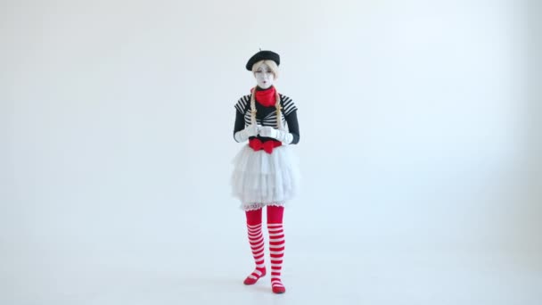 Mime de sex feminin holbându-se la camera foto simțindu-se frică, apoi țipând și ascunzându-se pe fundal alb — Videoclip de stoc