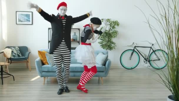Rallentatore di uomo e donna mima ballare e divertirsi al chiuso in appartamento — Video Stock