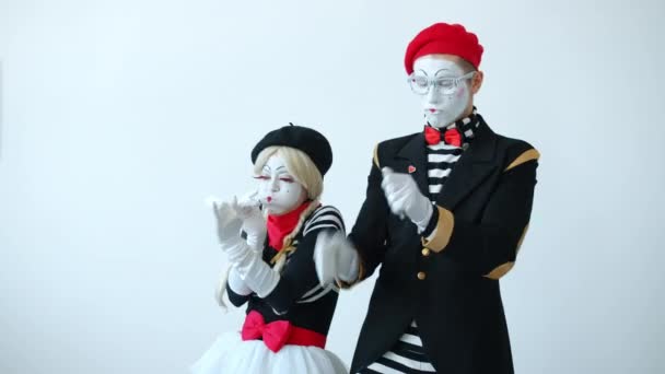 Joyeuses mimes hommes et femmes jouant des instruments de musique imaginaires puis se battant pour s'amuser — Video