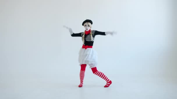 Portrait of girl mime dancing and gesturing making funny faces and looking at camera — Stok Video