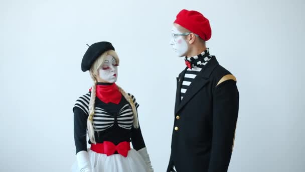 Couple malheureux de mimes se battant puis se tournant vers la caméra et criant ensemble — Video