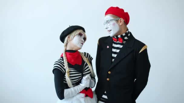 Portrait au ralenti de mimes mignons fille et gars qui se regardent puis se câlinent — Video