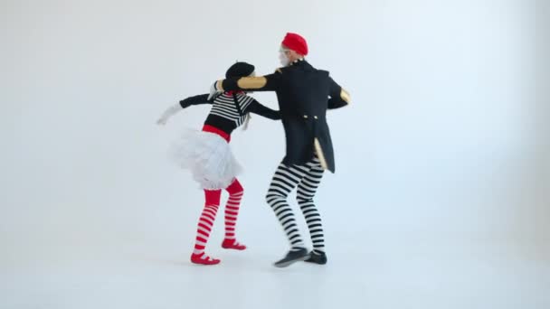 Vreugdevolle mimespelers man en vrouw dansen hebben plezier en zingen samen op witte achtergrond — Stockvideo