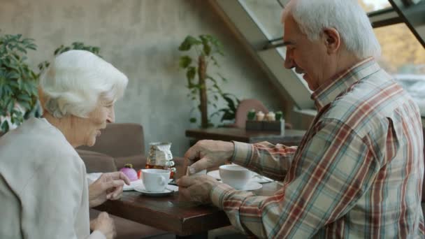 Mouvement lent de mari aimant homme âgé donnant boîte à bijoux avec anneau à femme dans le restaurant — Video