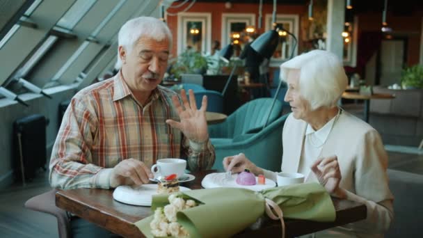 Любящий старший муж делится вкусным тортом со счастливой женщиной в ресторане — стоковое видео
