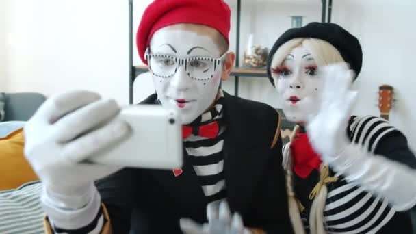 Happy mimes muž a žena dělat on-line video hovor s smartphonem mluvení a gestikulace — Stock video