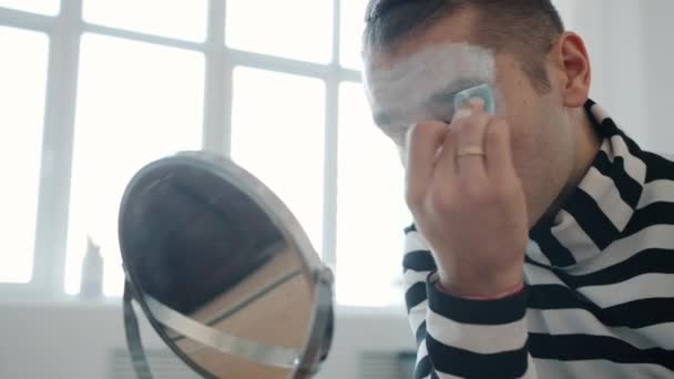 Színészek fehér arcfesték szivaccsal készül a teljesítmény — Stock videók