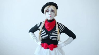 Sevimli dişi pandomimci parmaklarıyla dudaklarına dokunup sır saklamak istiyor.