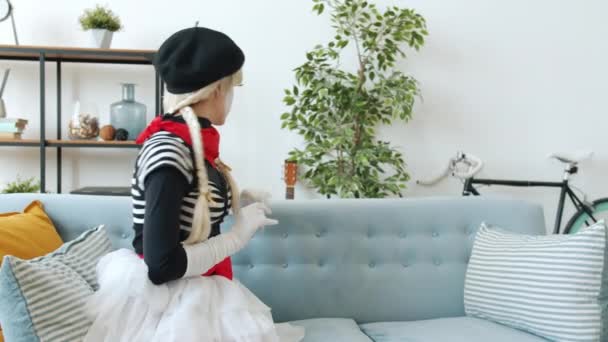 Aimant guy mime jouer cache-cache avec fille puis donner fleur exprimant l'amour à la maison — Video