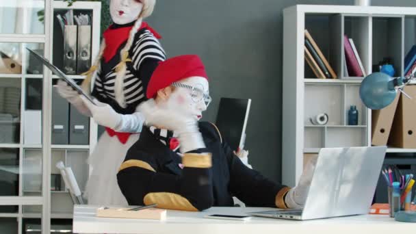 Mime CEO im Gespräch auf dem Handy arbeiten mit Laptop Signierpapiere für Sekretärin im Büro — Stockvideo