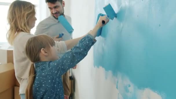 Frau und Kind malen zu Hause Wand und reden und tanzen und genießen gemeinsam Reparaturen — Stockvideo