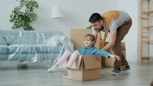 Milující otec baví s roztomilou dceruškou stěhování do nového domu sblížení s dítětem — Stock video