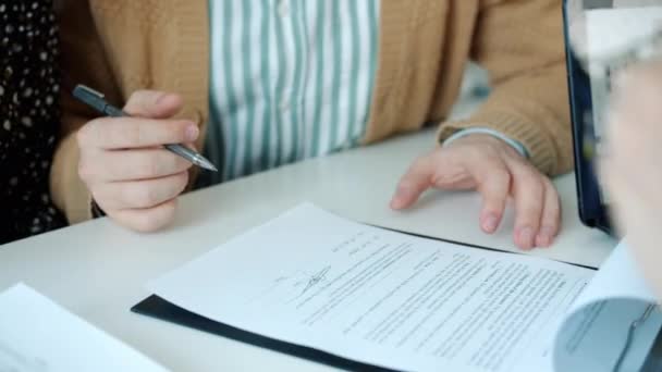 Αρσενικό χέρι υπογραφή συμφωνίας ακινήτων λαμβάνοντας κλειδί από μεσίτη χειραψία αγκαλιάζει τη σύζυγο — Αρχείο Βίντεο