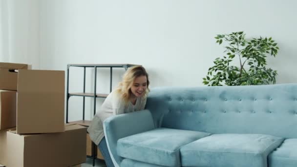 Slow motion of girl and guy moving furniture carrying new sofa to house during relocation — Stock Video