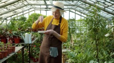 Serada çalışan büyükannenin yavaş çekimleri ve sonra da torununa sarılması.