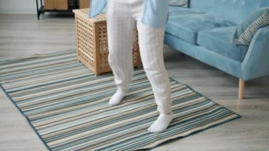 Neşeli hamile kız dans ediyor, dairede eğleniyor.