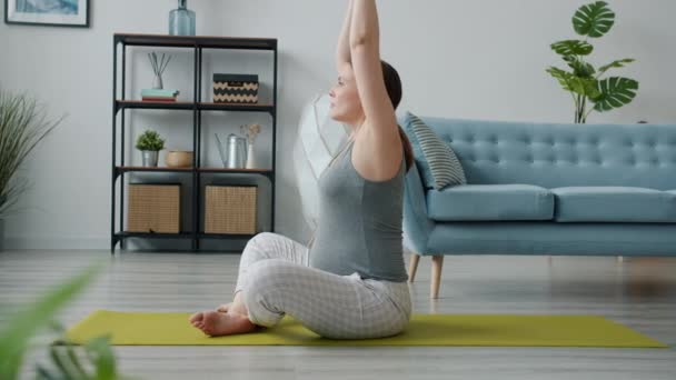 Ativo futura mãe curtindo ioga alongamento corpo no tapete, em seguida, relaxante tocando barriga — Vídeo de Stock