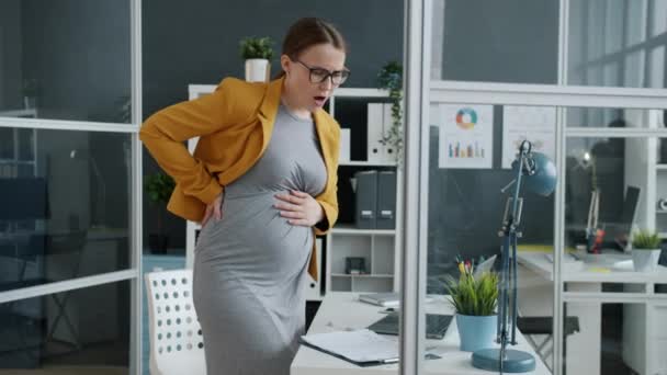 Těhotná podnikatelka pocit bolesti břicha dotýkající se břicha na pracovišti — Stock video